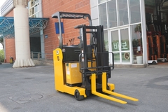 Xe nâng Reach truck cũ 1.3 tấn Komatsu FB13RS-14. Khung V2500. Sản xuất 2011. Mã XC.R13KOS25.00467