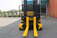 Xe nâng Reach truck cũ 1.3 tấn Komatsu FB13RS-14. Khung V2500. Sản xuất 2011. Mã XC.R13KOS25.00467