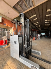 Xe nâng hàng, hiệu Nissan, động cơ điện, Model U01F15, Số khung R1G-18633, sx2011