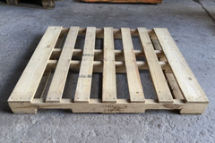 Pallet gỗ 2 hướng nâng, khoét chân thành 4 hướng nâng