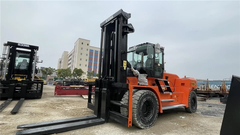 Xe nâng dầu SOCMA HNF250 25 tấn nhìn ngang tại cảng