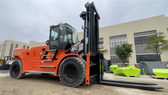 Xe nâng dầu SOCMA HNF250 25 tấn nhìn ngang tại cảng