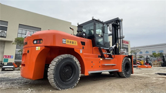 Xe nâng dầu SOCMA HNF250 25 tấn nhìn ngang tại cảng
