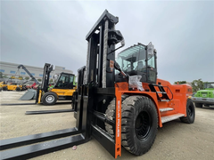 Xe nâng dầu SOCMA HNF250 25 tấn nhìn ngang tại cảng