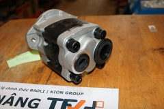 Bơm thủy lực model: 67120-26650-71, mới 100%.