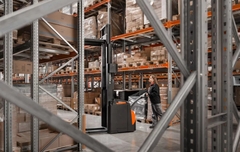 Xe nâng điện stacker BT Staxio SWE145-200