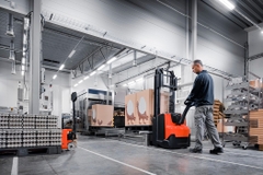 Xe nâng điện stacker cho pallet đóng  BT Staxio SWE140L