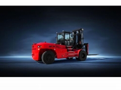 Xe nâng dầu SOCMA HNF250 25 tấn nhìn ngang tại cảng
