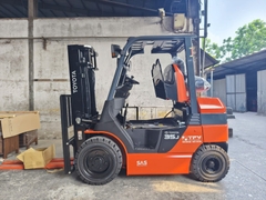 Xe nâng điện Toyota 8FBJ35 3,5 tấn nhìn ngang tại kho