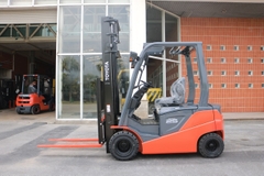 Xe nâng điện Toyota 8FBN25 2,5 tấn do TFV chụp thực tế tại kho