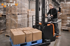 Xe nâng điện đứng lái chân rộng BT Staxio SWE120S