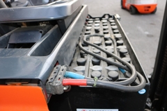 Xe nâng hàng,hiệu LINDE,động cơ điện, model R20-01 ,số khung H21120E02390, sức nâng 2000kg .Năm sx 2014 .Hàng đã qua sử dụng - XC.R20LIT975.00317