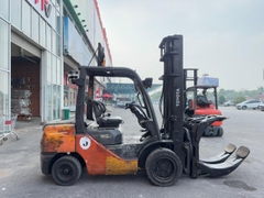 Xe nâng Diesel, hiệu Toyota, kiểu 50-8FDJ35, seri: 11680, sx năm 2007 (có kẹp giấy). XC.D35TOD40.00049