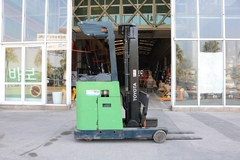 Xe nâng điện cũ reach truck cũ 1.5 tấn Toyota 7FBR15. Khung FV4000. Sản xuất 2007.