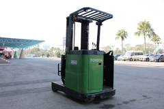 Xe nâng điện cũ reach truck cũ 1.5 tấn Toyota 7FBR15. Khung FV4000. Sản xuất 2007.