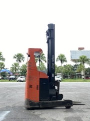 Xe nâng điện cũ Reach truck 2 tấn hiệu BT RRE 200. Khung Triplex 8500mm. Sx 2010. Mã XC.R20BTT85.00583
