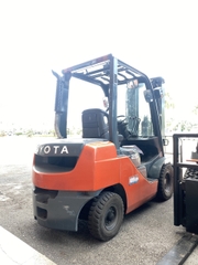 Thuê xe nâng dầu cũ 2.5 tấn Toyota 8FD25. Nâng cao 4.5m. Sản xuất 2016. Mã XC.D25TOS30.00515