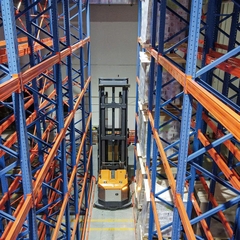 Xe nâng VNA Interlift VUE 1.6 tấn dẫn hướng từ tính, loại nâng người lên cao
