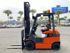 Xe nâng điện cũ ngồi lái 2.5 tấn Toyota 7FBH25, nâng cao 4.5m, sx 2014. Mã XC.B25TOD45.00764