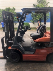 Cho thuê xe nâng điện cũ ngồi lái 2 tấn Toyota 7FB20, nâng cao 3 m, sx 2016. Mã XC.B20TOS30.00517