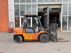 Xe nâng hàng tự hành hiệu TOYOTA, động cơ dầu, model 02-7FD35, số khung 7FDK40-16033, sức nâng 3500kg, năm sản xuất 2006