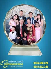 in ảnh gia đình lên pha lê mặt nguyệt