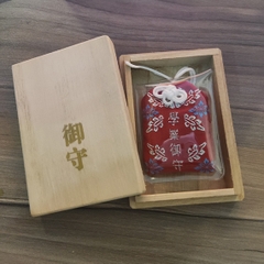 Túi omamori và hộp gỗ ý nghĩa Học Hành