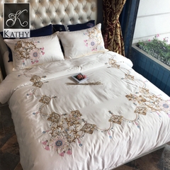 EMBROIDERY Bộ chăn gối hoa văn vàng cỡ 1.8m 2410