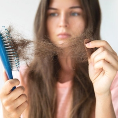 Rụng Tóc Nhiều Ở Nữ: Bạn Đang Phải Đối Mặt Nghiêm Trọng Với Nguy Cơ Gì?