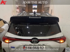 Toyota Veloz lắp đuôi cá thể thao, dán decal nóc đen