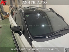 Toyota Veloz lắp đuôi cá thể thao, dán decal nóc đen
