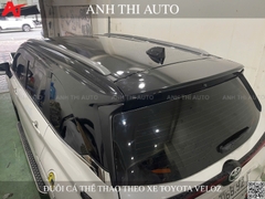 Toyota Veloz lắp đuôi cá thể thao, dán decal nóc đen