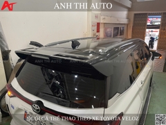 Toyota Veloz lắp đuôi cá thể thao, dán decal nóc đen