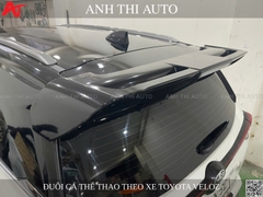 Toyota Veloz lắp đuôi cá thể thao, dán decal nóc đen