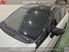 Toyota Veloz lắp đuôi cá thể thao, dán decal nóc đen