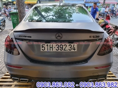 Đuôi Cá Thể Thao Theo Xe Mercedes E-Class