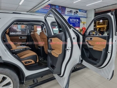 xe Ford EXPORER lắp đặt bộ ghế massage 7 chổ thành 6 chổ có tùy tay tủ lạnh sạc ko dây Bọc lại full nội thất ghế và cánh cửa hàng nhập khẩu