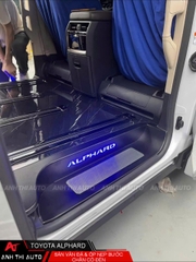 Sàn vân đá và nẹp bước chân có đèn Toyota Alphard