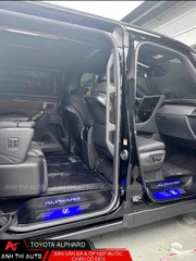 Sàn vân đá và nẹp bước chân có đèn Toyota Alphard