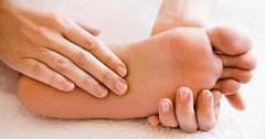 MẸO CHỌN DÉP CHUẨN CHO NGƯỜI HAY BỊ RA MỒ HÔI CHÂN