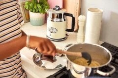 Bình đun siêu tốc Russell Hobbs 2167 Retro 1.7 Lit- Đức