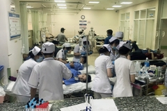 Hơn 100 công nhân nhập viện cấp cứu sau bữa cơm tối