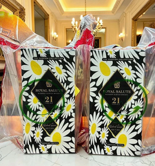 Rượu Royal Salute 21 Richard Quinn Xách Tay