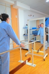 PN01 - Khung song song tập đi