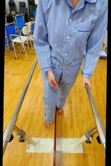 PN01 - Khung song song tập đi