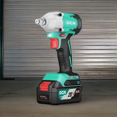 Máy siết buloong dùng pin DCA ADPB298DM