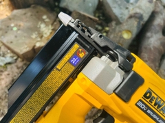 Máy bắn đinh dùng pin Dewalt DCN623B