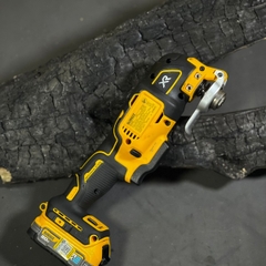 Máy cắt rung pin Dewalt DCS356N-KR