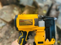Máy bắn đinh dùng pin Dewalt DCN623B