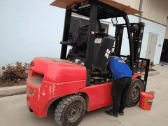3 mẹo để làm sạch xe nâng dầu của bạn đúng cách